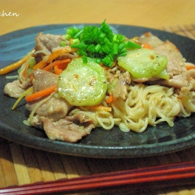 味噌バター味♪豚肉とナーベラーの素麺チャンプルー