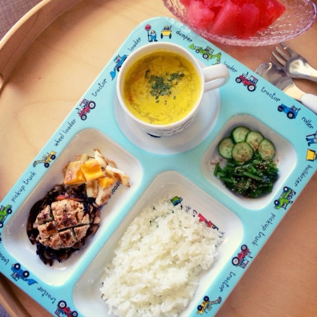 息子の昼ごはん・栄養いっぱい煮込みハンバーグ