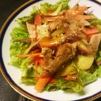 ローストチキンとにんじんのサラダ、たまねぎハーブドレッシング