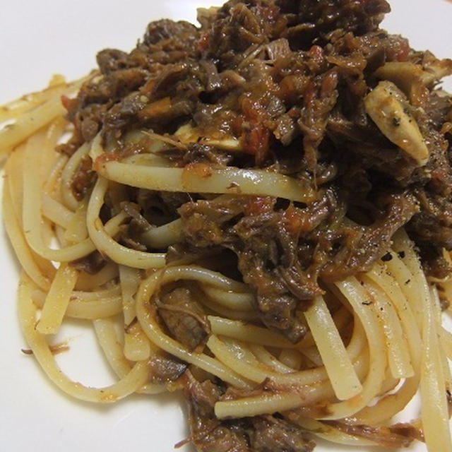 牛すね肉の煮込みで、ボロネーゼ風