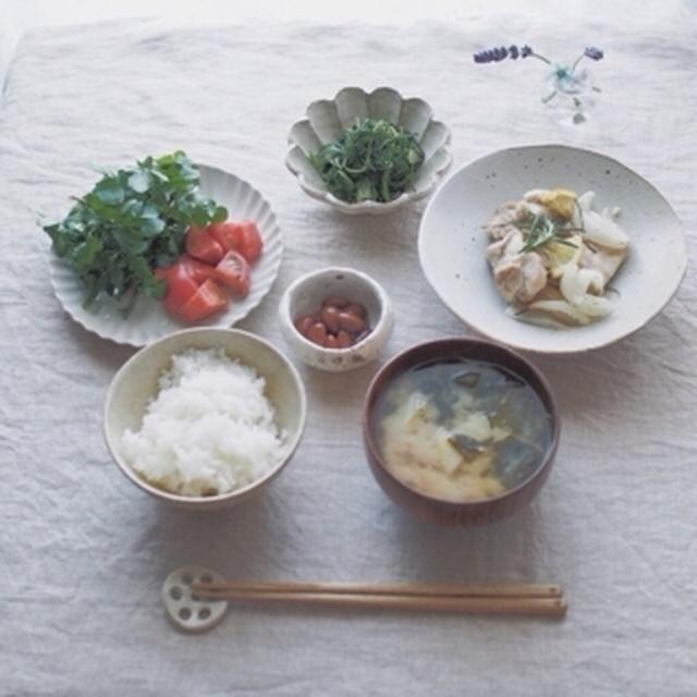 鶏肉と玉ねぎの塩麹レモンソテー。と献立