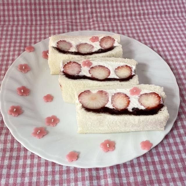 お花見気分deいちごあんサンド♡