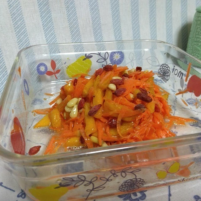 エルメスオレンジのサラダ　柿とにんじんのラペ
