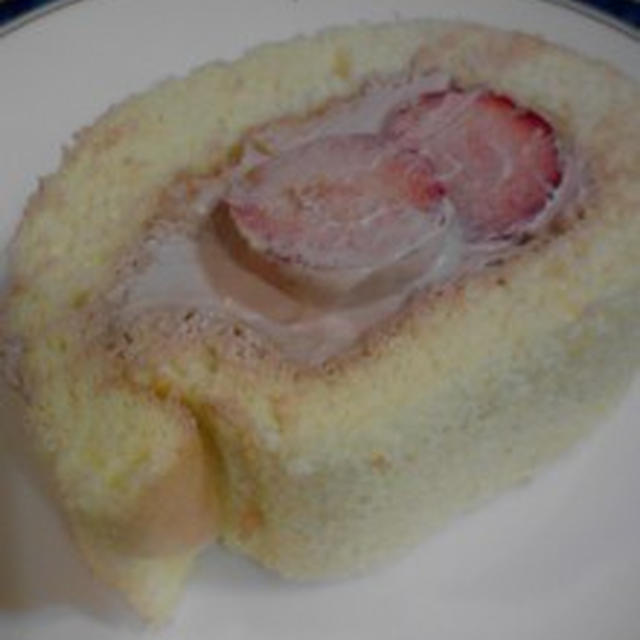 おやつ　　『チョコクリームとイチゴのロールケーキ』