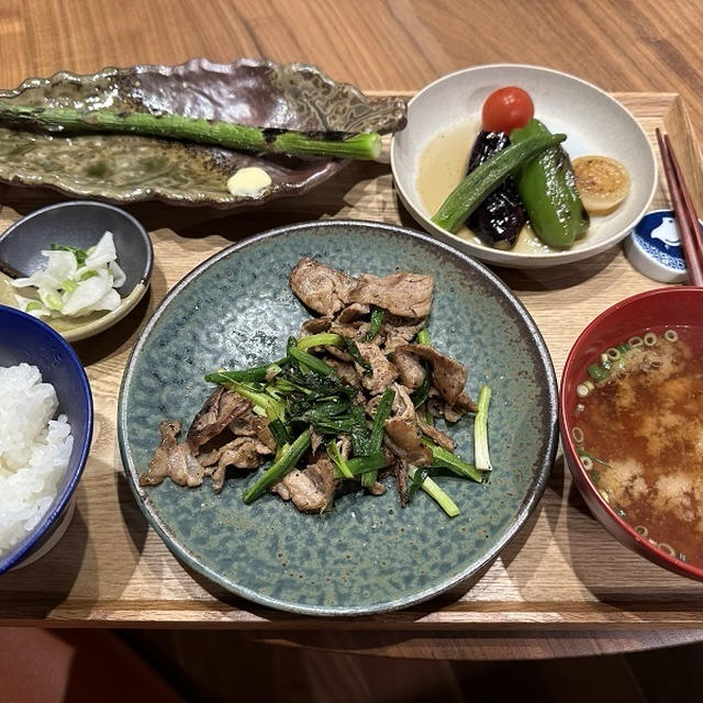 【献立】豚肉と小ねぎの塩胡椒炒め、アスパラガスのグリル、カブの即席漬け、野菜の焼き浸し、豆腐のお味噌汁