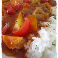 トロ～リ♪トマトの酸味と甘みが香る チキンとトマト煮込みのカレー。食欲増すネ！