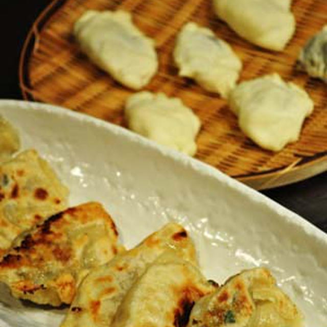 皮から手作り、もちもち餃子！