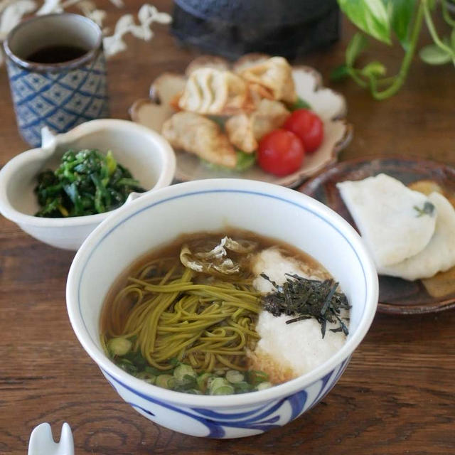 湯気立つ茶そばとろろの昼ごはん