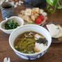 湯気立つ茶そばとろろの昼ごはん