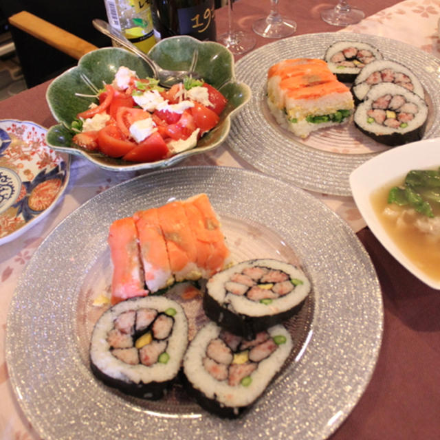 まぐろたたき入飯で花びら仕立ての太巻き，スモークサーモンと菜の花押し寿司のひなまつりディナー　ほか最近ごはん