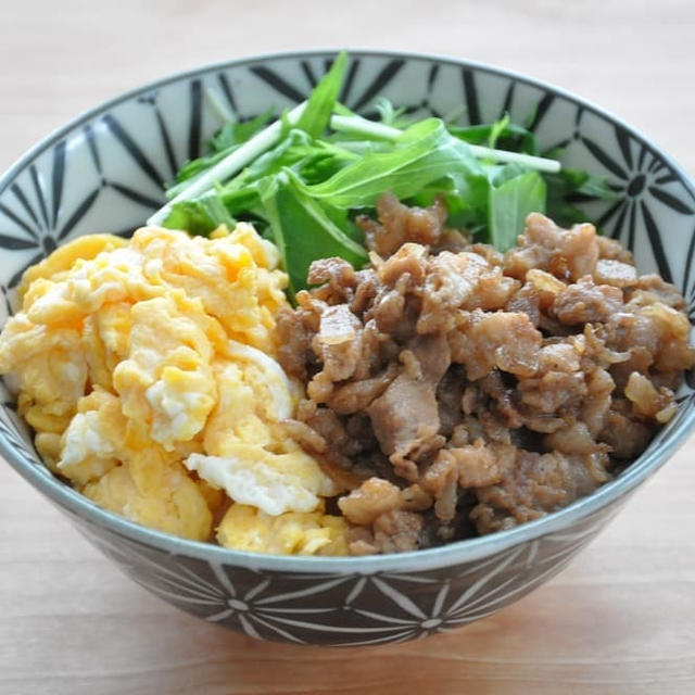 食費節約の最強食材「豚こま切れ肉」で作る！調理時間10分「豚こま！三色そぼろ丼」レシピ