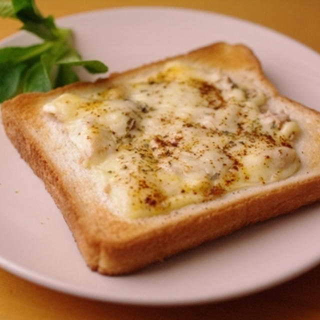 朝に簡単ツナマヨチーズのチリトースト
