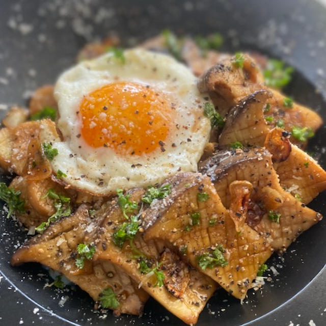 にんにくバター醤油のステーキ風エリンギどんぶり