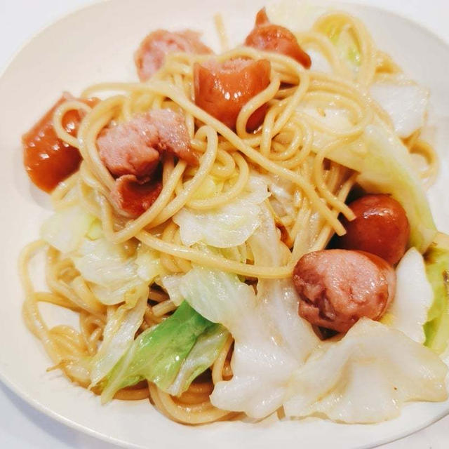 【レシピ】包丁もまな板も使わず簡単♡キャベツとウインナーの焼きそば