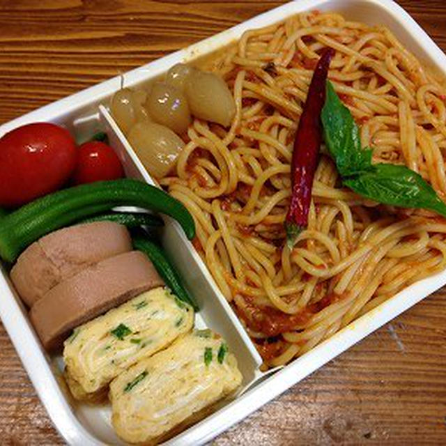 トマトソースパスタ弁当。豚焼肉とゴーヤサラダ