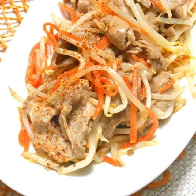 パパッと炒めて簡単ゴハンがすすむ節約おかず！コリアンダー香る豚肉ともやしのエスニック炒め。