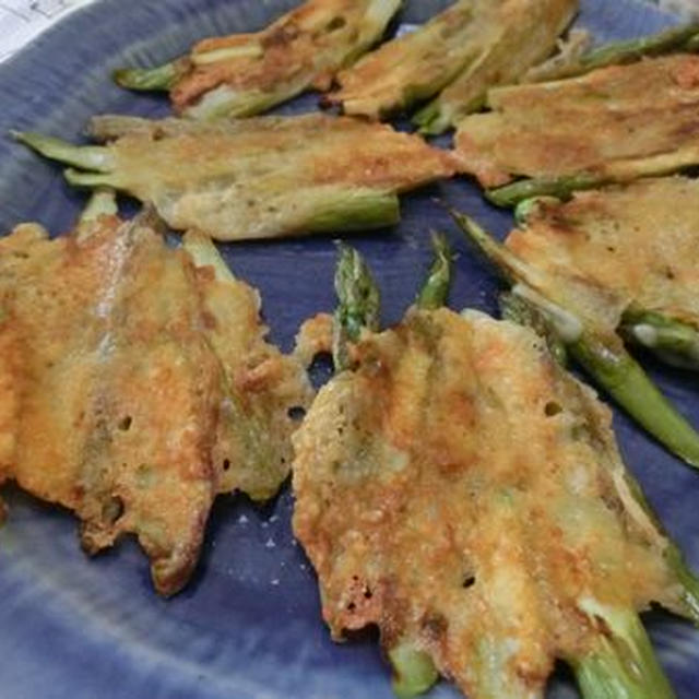 フライパンで焼くだけ☆　アスパラのカリカリチーズ焼き