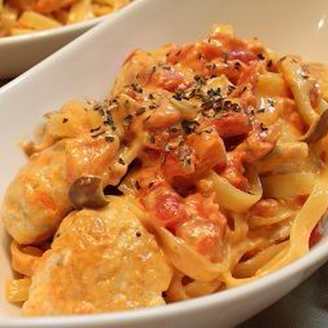 キノコとつくねのトマトクリームパスタ