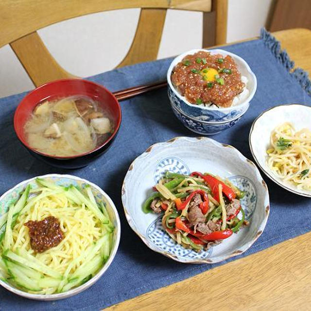 まぐろユッケ丼と青椒牛肉絲と豆もやしとチンゲン菜のピリ辛和えでうちごはん（レシピ付）