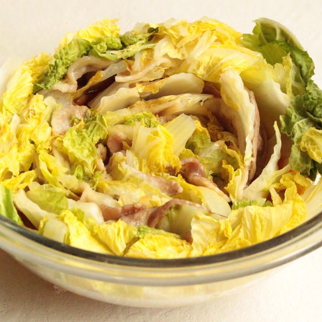 白菜の大量消費におすすめレシピ。レンジで人気の無水豚バラ白菜ミルフィーユ鍋の簡単作り方。