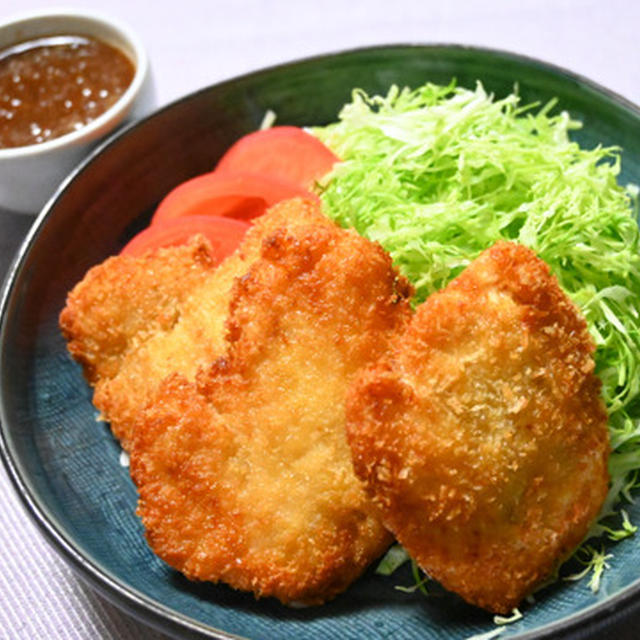 りんごと玉ねぎのソースで食べるチキンカツ。甘酸っぱくてさっぱり、千切りキャベツも山盛りで食べられる、ドレッシングにもなる万能ソース。