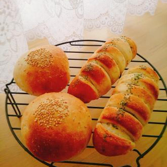 白ごまあんぱん・ウインナーハーブキャベツパン・白ごまミニ食パン♪