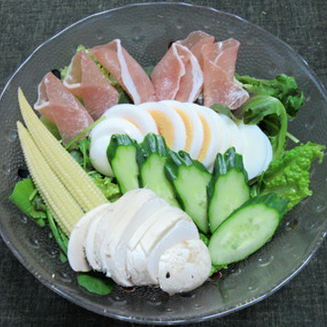 生ハムとゆで卵入りコンビネーションサラダ