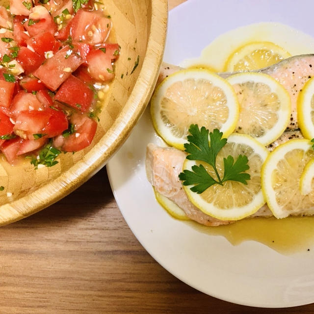 サーモンのレモン蒸しとトマトとガーリックのサラダ【15分レシピ】