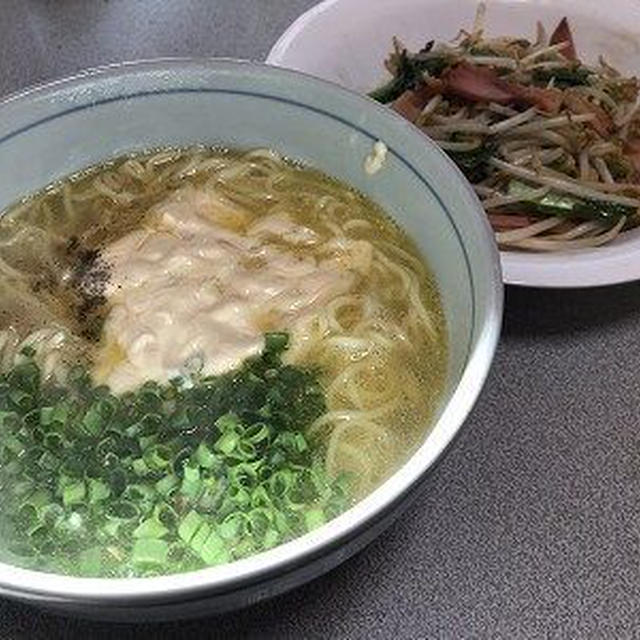 チーズソース入り塩ラーメンともやしのオイスターソース炒め