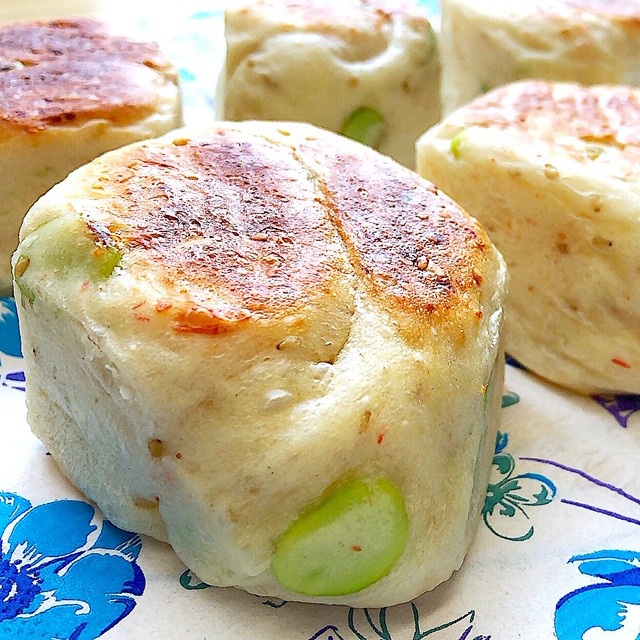 ビールやワインにも合う！フライパンでも簡単におうちぱん♡「6月は枝豆とえびのもちもちパン」
