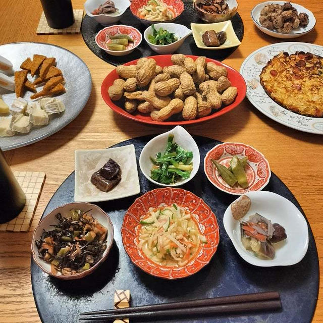 茹で落花生、洋風キャベ玉、おつまみ盛り合わせと小鉢6品で晩酌