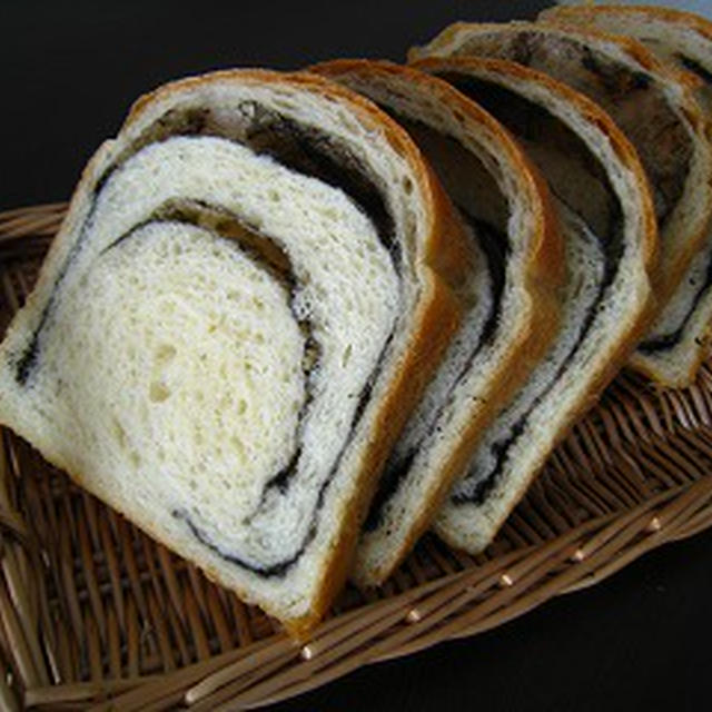 パン作り102　（黒ごまペースト入り食パン）