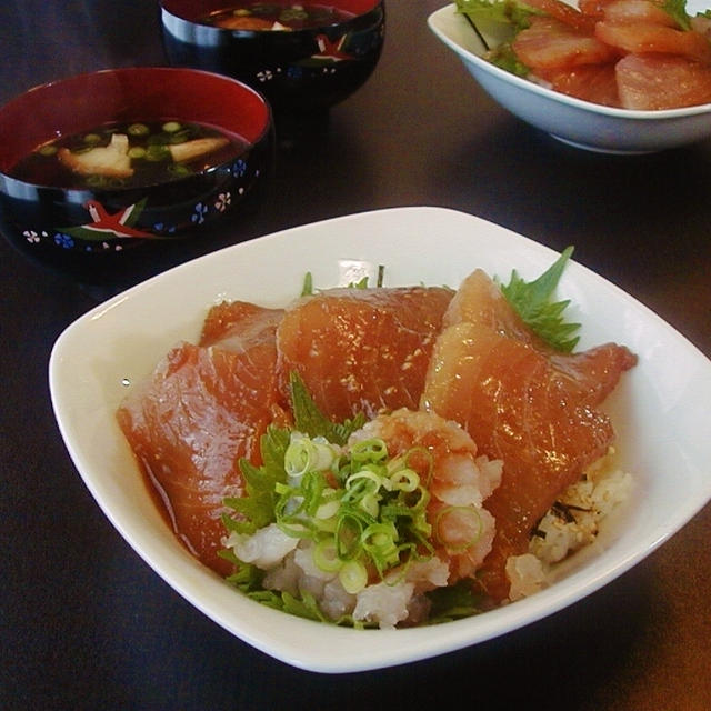 鮪漬け丼と椎茸の板わかめのお吸い物