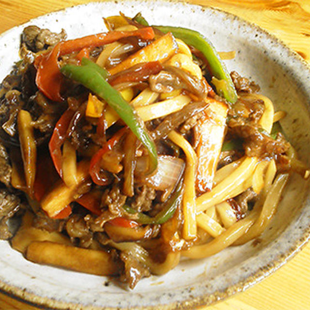焼うどん（牛肉とカラフル野菜入り）