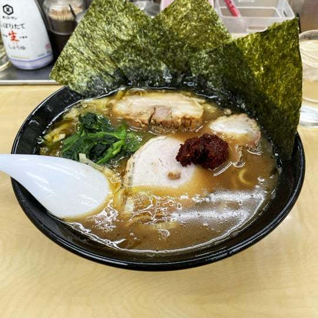 とんこつ醤油らーめんの麺かためを啜る 〜煮豚・辛玉〜