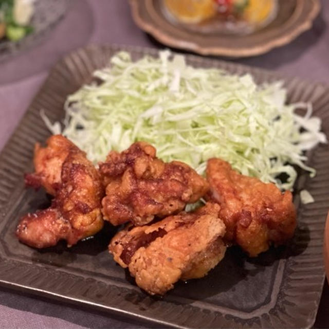 唐揚げの夜ごはんと、テーブルしたから出てくるお手手(*´ω`*)