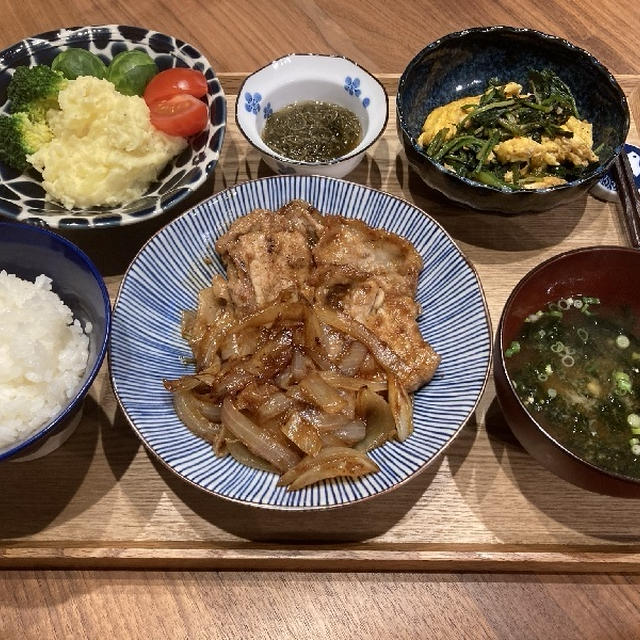 【献立】豚肉と玉ねぎの生姜焼き、ポテトサラダ、納豆昆布の酢の物、ほうれん草と卵の炒め物、あおさのお味噌汁