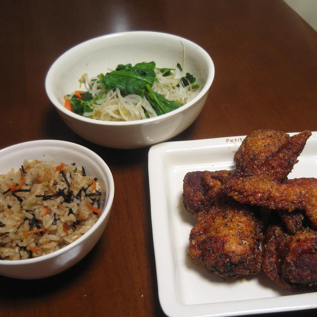 鶏手羽揚げ　ひじきごはん
