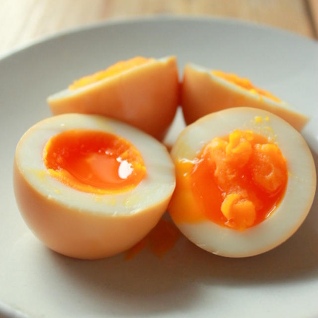 煮卵。