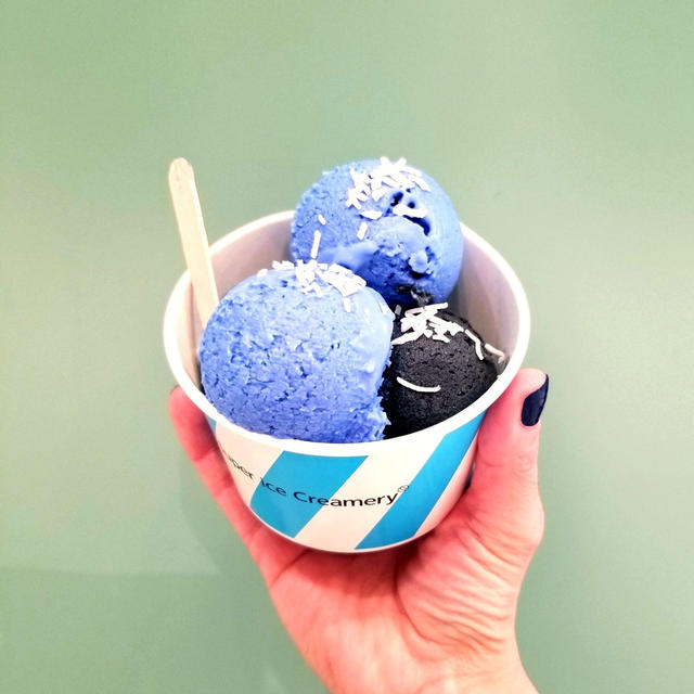 真っ青なアイスはどんな味？【Super ice Creamery】