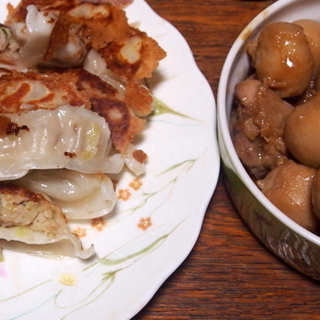 冷凍餃子と里芋と鶏肉の煮物