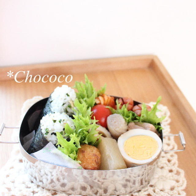 わかめとじゃこのおにぎりとおでん弁当