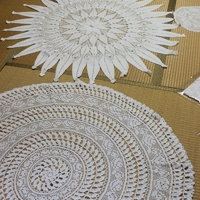 ひと針ひと針おばの愛情たっぷりテーブルクロスを・・・♥
