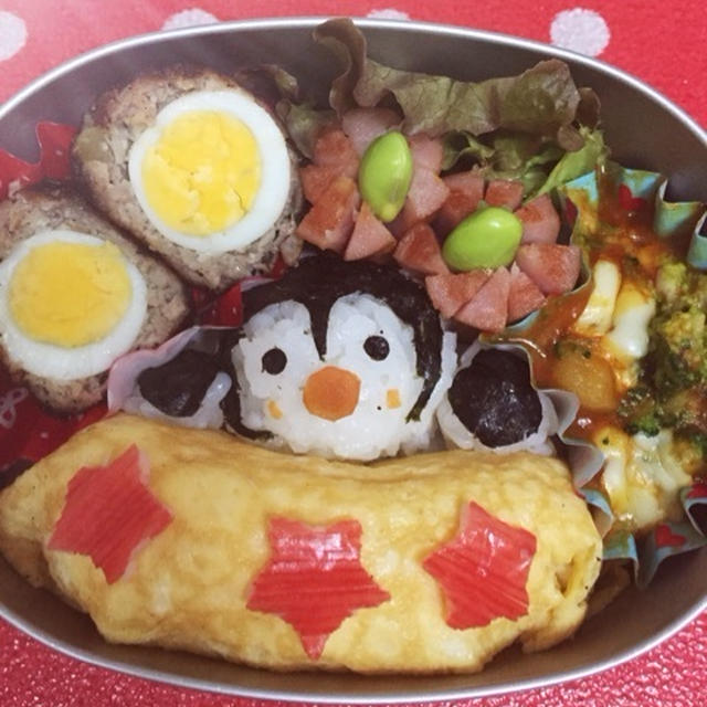 幼稚園児のお弁当。浮き輪を使ったペンギン(笑)