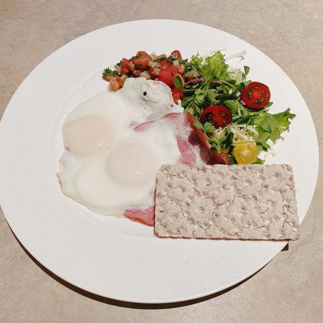 朝ごはんは...ハムエッグ