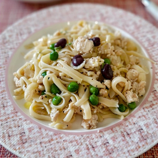 【新玉ねぎとぶんど豆とそらまめのパスタ】小豆島のふし麺を使いました。