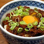 ま、たしかに”うどん”だって”どん”➖あとわずかの一汁一丼生活、牛しぐれ煮うどん。
