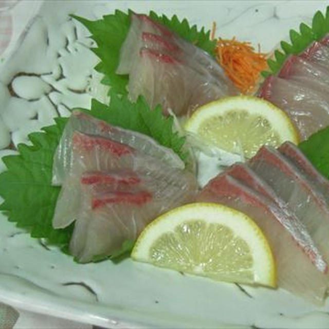 萩焼の白色・黒色の器で味わうお刺身とお惣菜