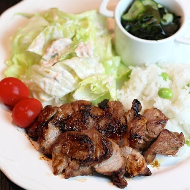 柔らかジューシータンドリーポーク、ツナサラダ、枝豆ごはん、ワカメと胡瓜の酢の物