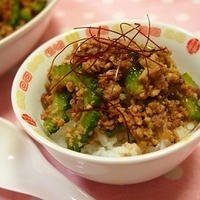 スパイシーなゴーヤそぼろ丼ガーリック風味